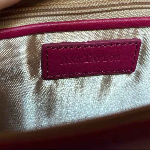 ANN TAYLOR LEATHER CLUTCH w/t CHAIN STRAP - Picture 3 of 6